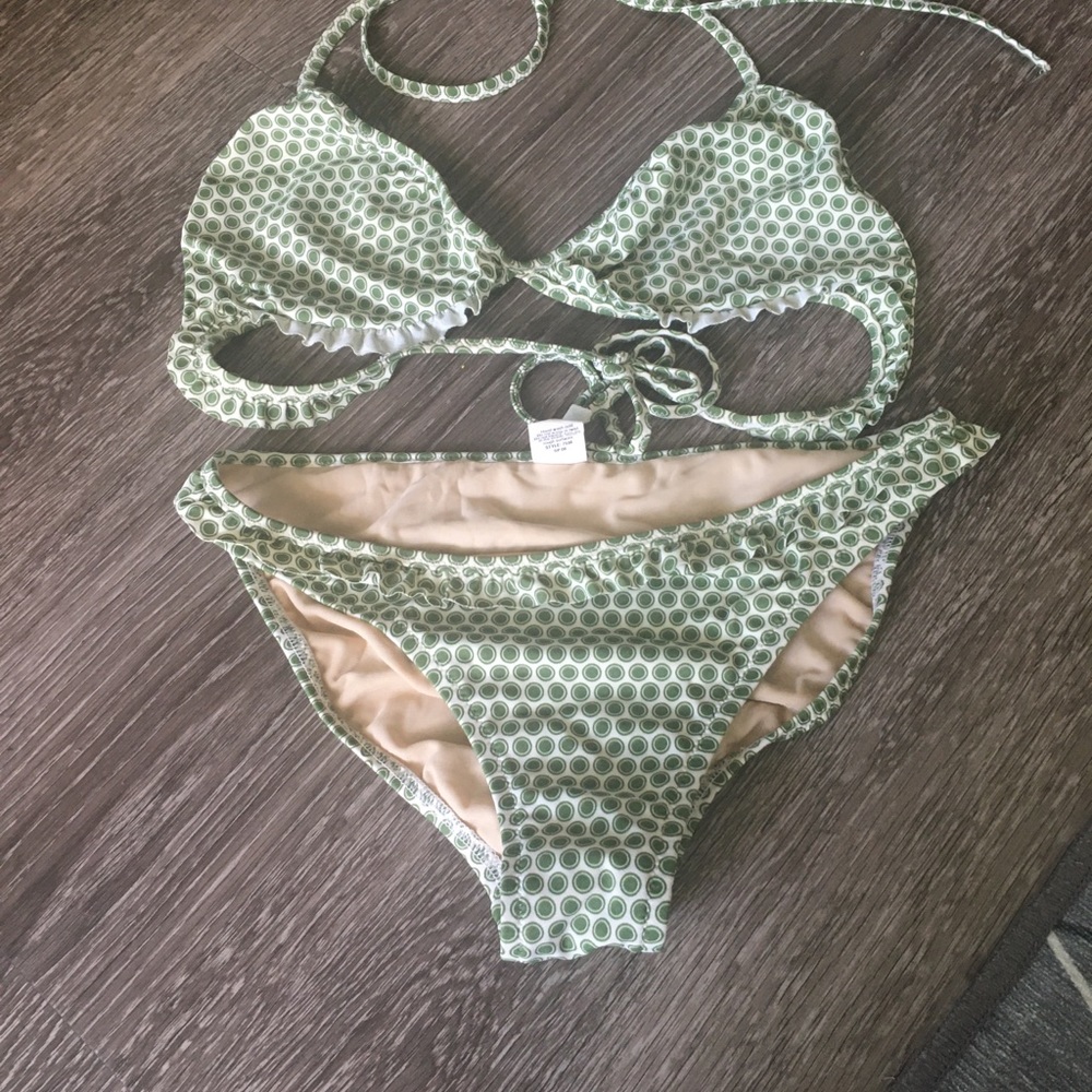 Great suit. Bottom is small, top is L.